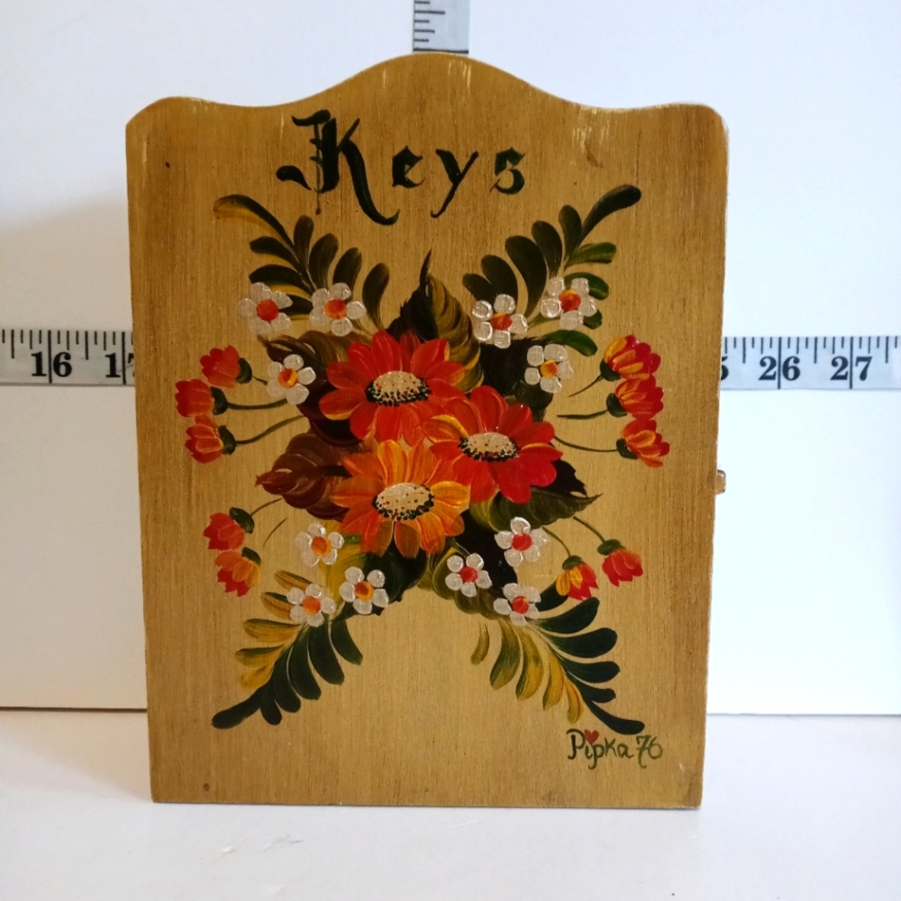 Pipka 1976 Folk Art wall mount key box